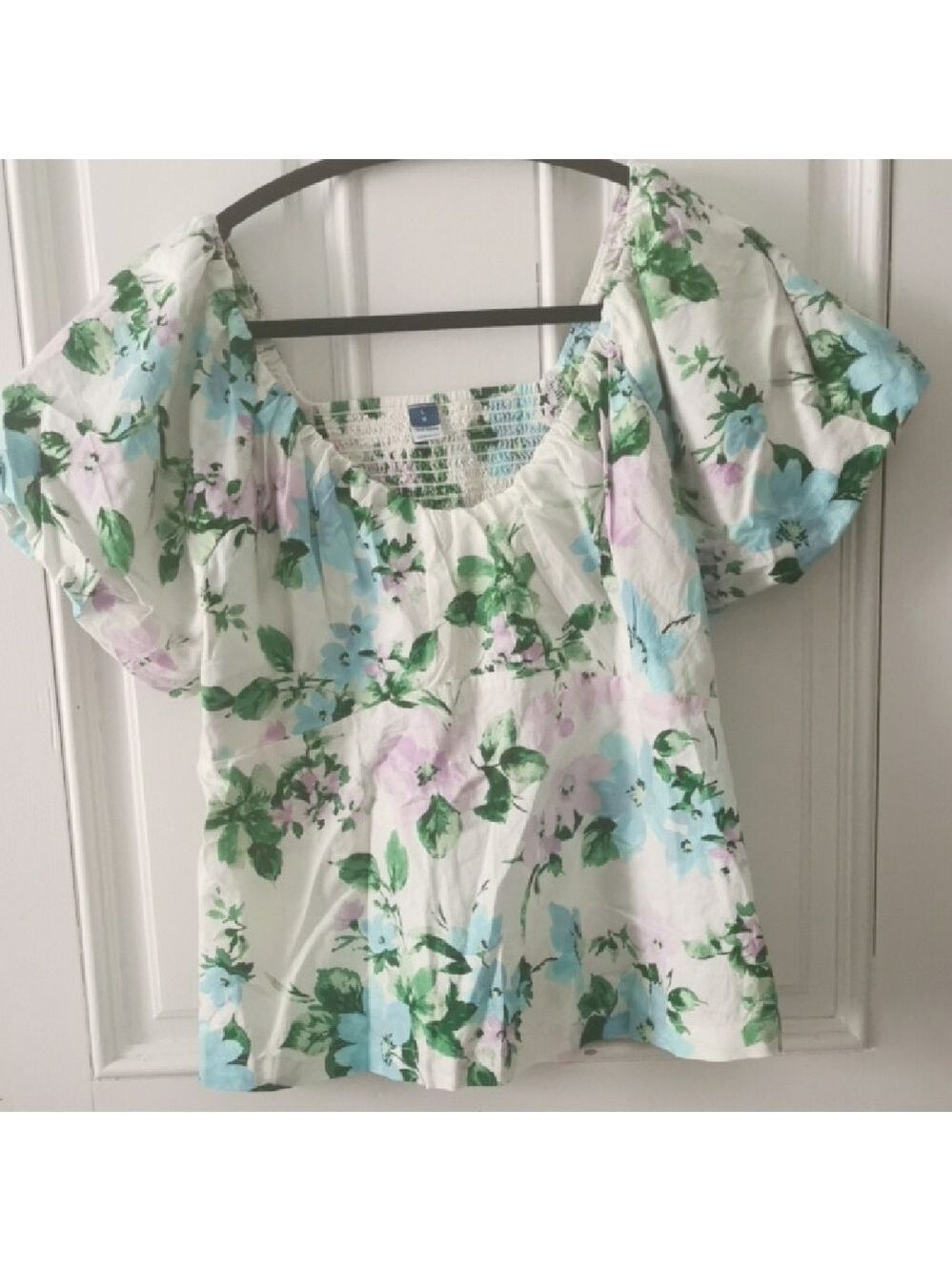 Old Navy floral round neck puff sleeves cottagecore smocked blouse. Size Large